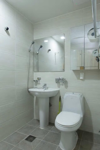 Bathroom 3, Hub Guest House, Jung