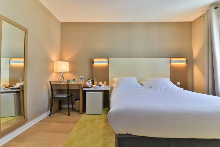Bedroom 4, Hotel Amirauté, Alpes-Maritimes