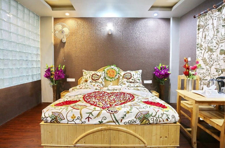 Bedroom 1, Hotel Shefaf, Srinagar