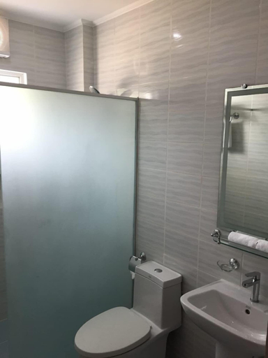 Bathroom 5, Ocean Breeze Resort, Toledo City