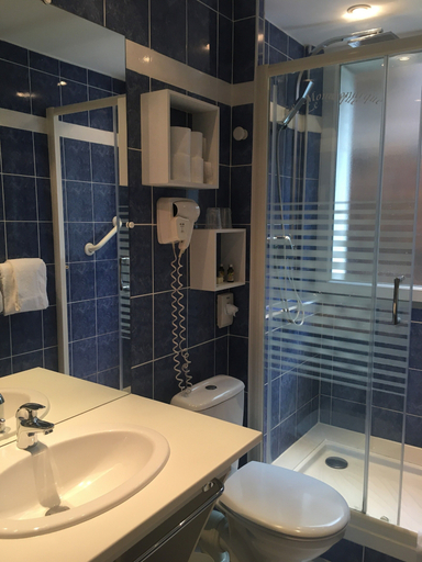 Bathroom 4, Hôtel-Restaurant Le Monarque, Loir-et-Cher