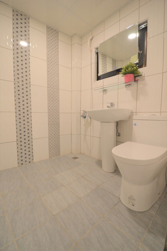 Bathroom 3, FC Yanni, Taichung