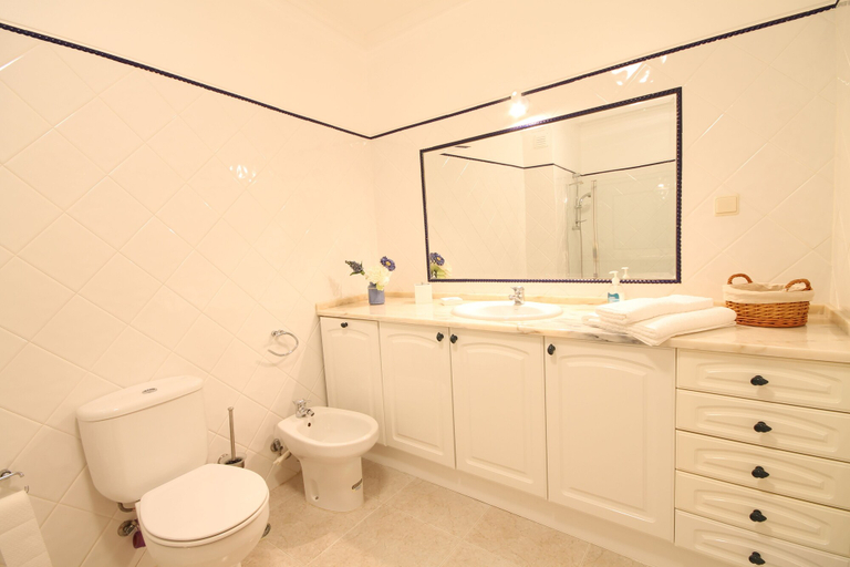 Bathroom, 37 Grannys House, Mafra