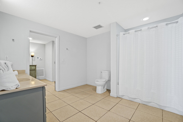 Bathroom 3, Sterling Reef Resort by Panhandle Getaways, Bay