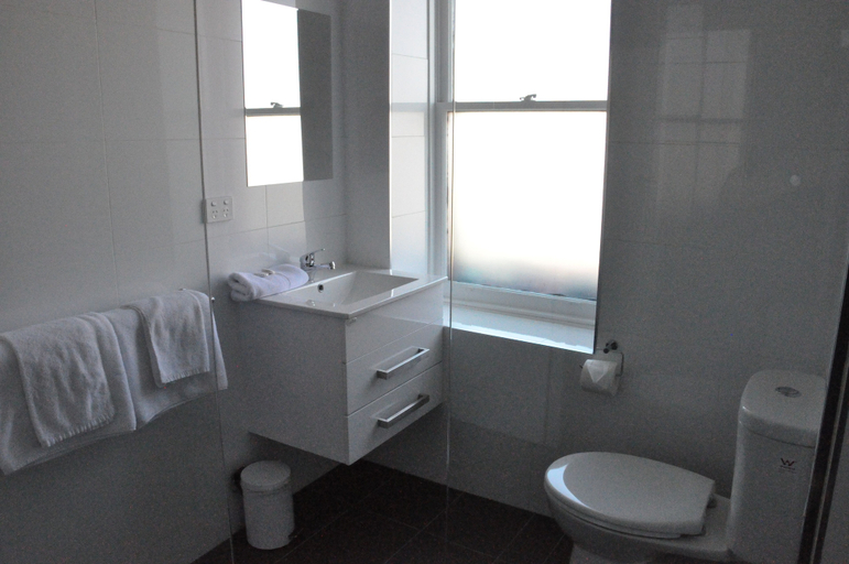 Bathroom 3, Queens Head Hotel, Hobart