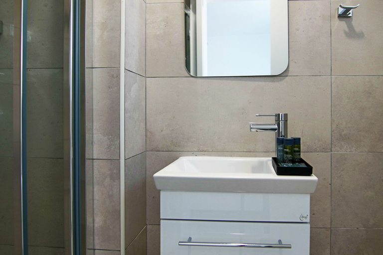 Bathroom 3, Phaedrus Living: Seaside Modern Flat Lighthouse 63