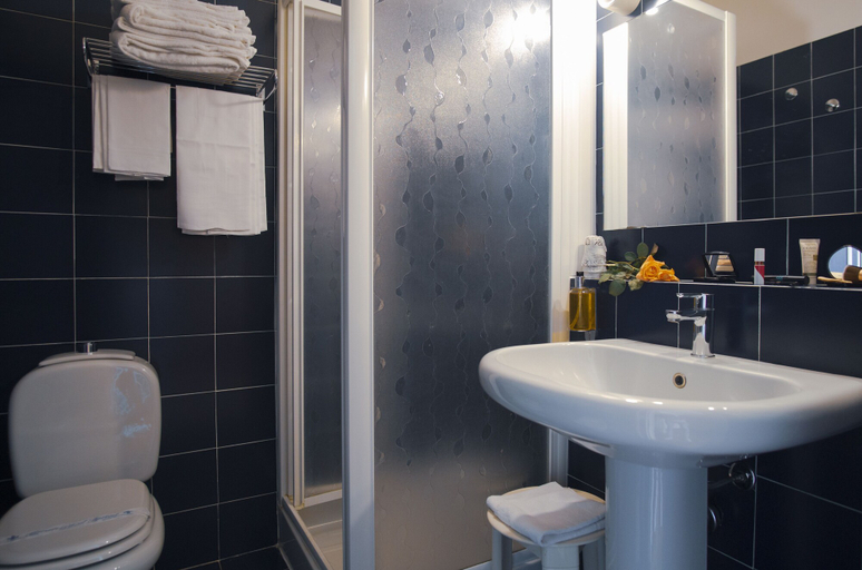 Bathroom 5, Hotel Mistral 2, Oristano