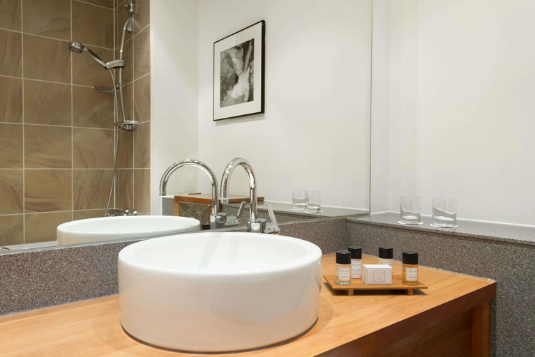 Bathroom 5, Ramada Plaza by WyndhamWrexham, Wrexham