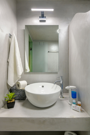 Bathroom 5, Urban Tales, Attica