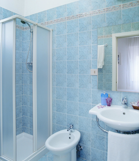 Bathroom 4, Hotel Giulietta, Rimini