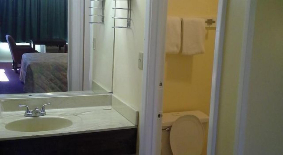 Bathroom 4, Red Carpet Inn, Richmond