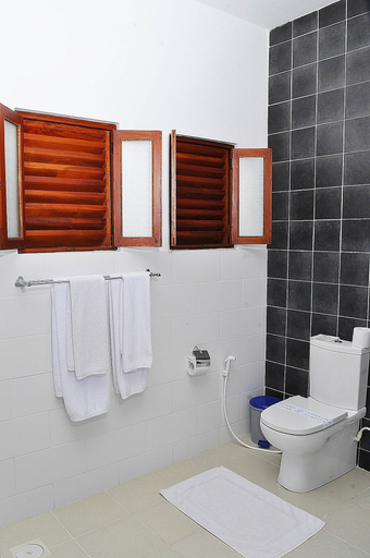 Bathroom 5, The Long Beach Resort, Habaraduwa