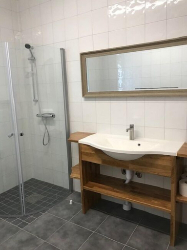Bathroom 5, Vandrarhemmet Hammar - Hostel, Askersund