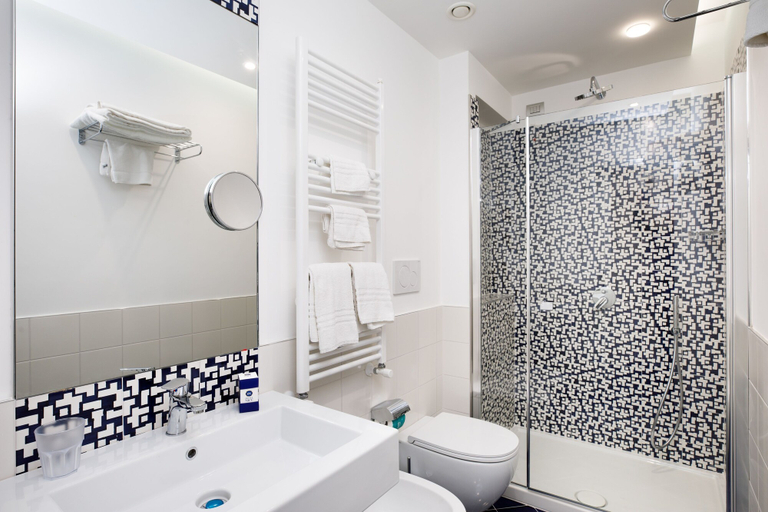 Bathroom 4, Hotel Nice, Napoli