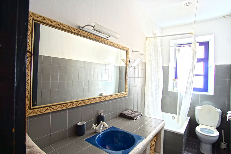 Bathroom, La Lleona Apartment, Girona