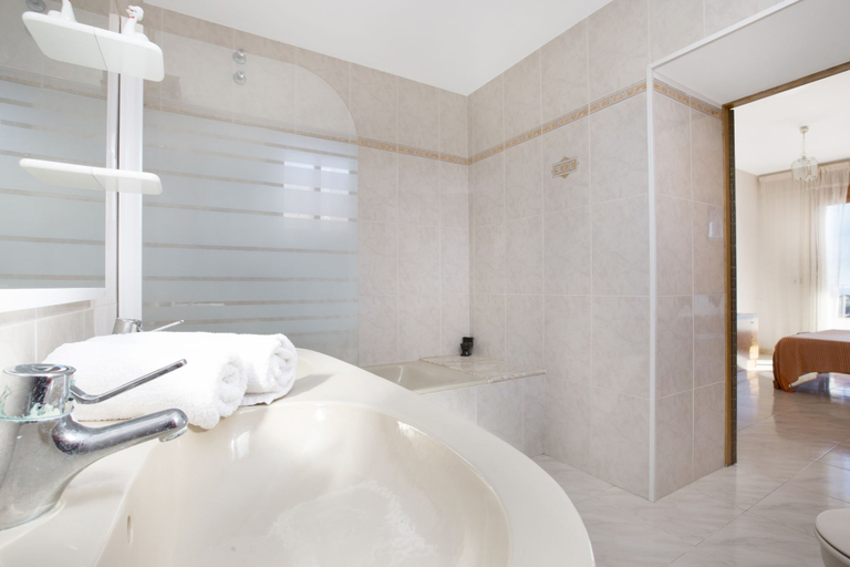 Bathroom 3, Villa Crespo, Girona
