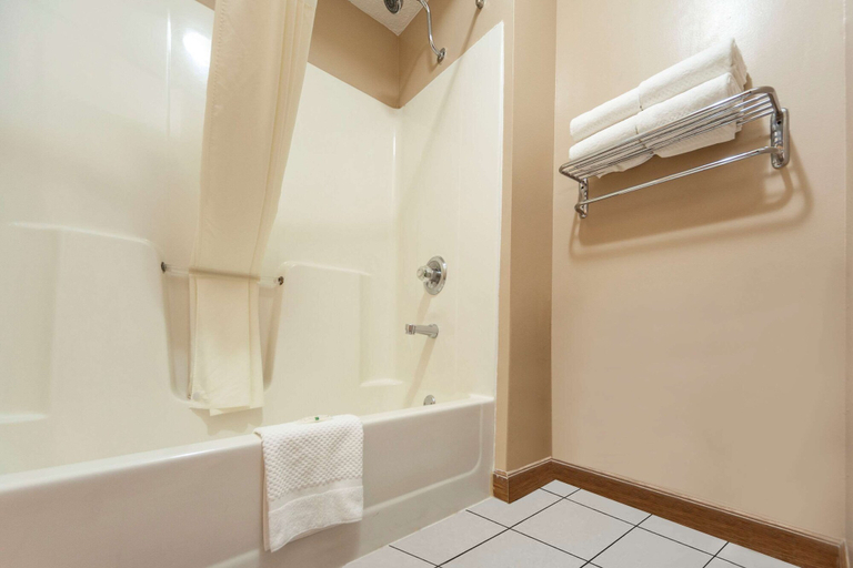 Bathroom 5, Quality Inn Hastings, Adams