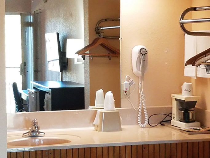Bathroom 4, Econo Lodge Rocky Top, Anderson