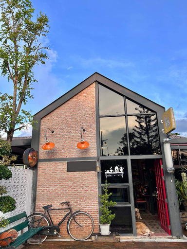 Hugs home and cafe trang, Muang Trang
