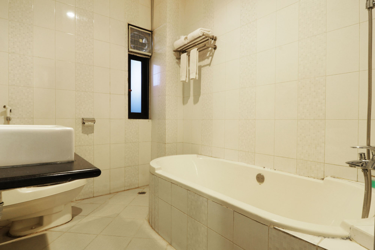 Bathroom 2, Hotel Beril Nur, Makassar