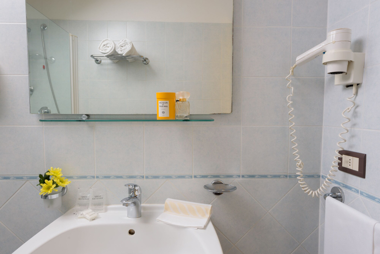 Bathroom 4, Hotel Dei Capitani, Siena