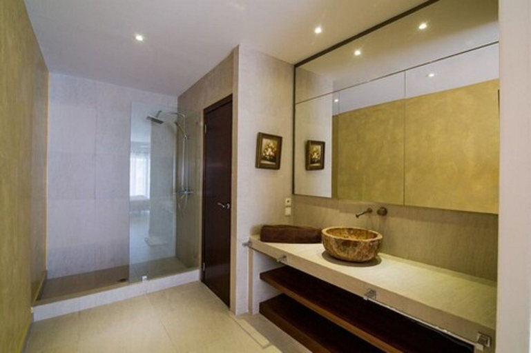 Bathroom 4, Cupecoy Beach Club