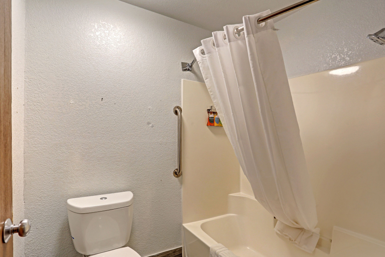 Bathroom 4, Quality Inn Pierre-Fort Pierre, Hughes