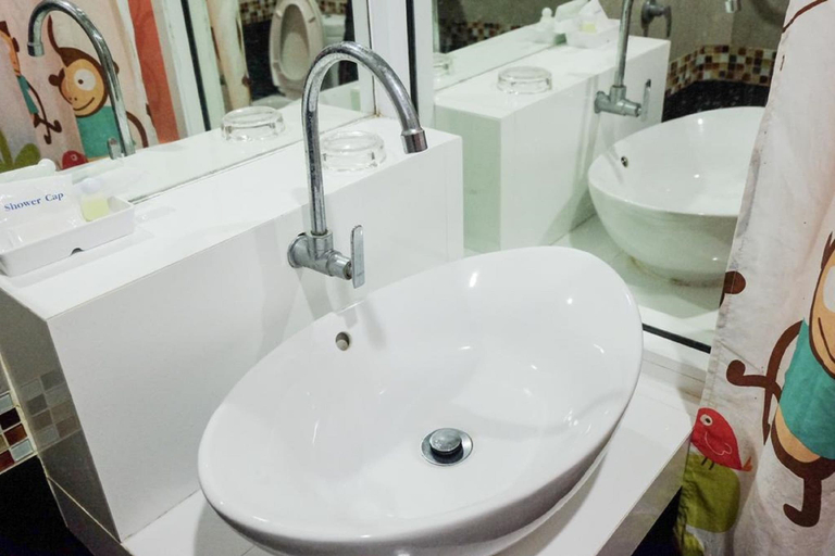 Bathroom 3, Great Hill Resort, Langu