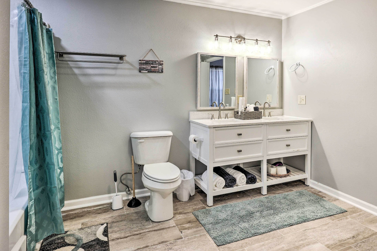 Bathroom 3, Pine Bluff, Jefferson