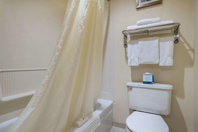 Bathroom 5, Quality Inn & Suites Silverdale Bangor - Keyport, Kitsap
