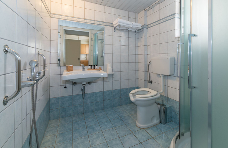 Bathroom 5, Xenos Kamara Beach, Ionian Islands
