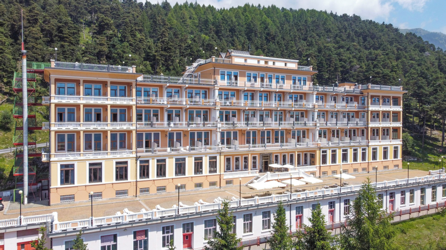 Exterior & Views