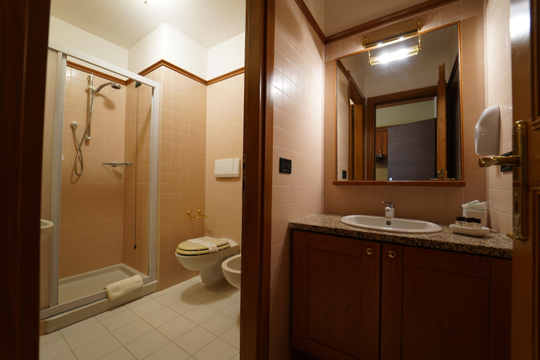 Bathroom 5, Palace Pontedilegno Resort, Brescia