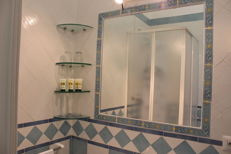 Bathroom 5, Hotel Miramare, Salerno