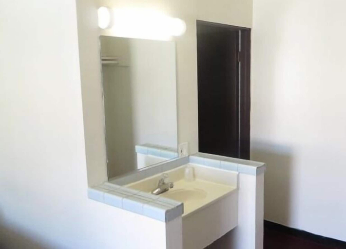 Bathroom 4, Eagle Rock Motel, Los Angeles
