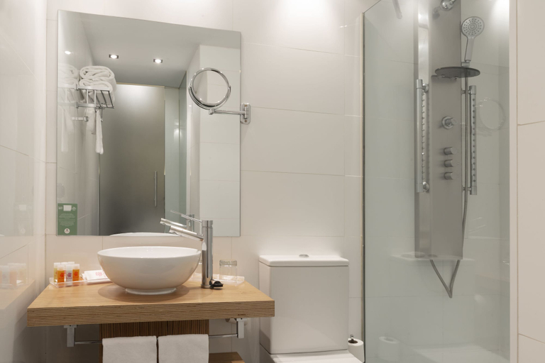 Bathroom 4, Petit Palace Plaza del Carmen, Madrid