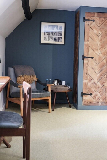 Others 5, Castle Inn, Dorset