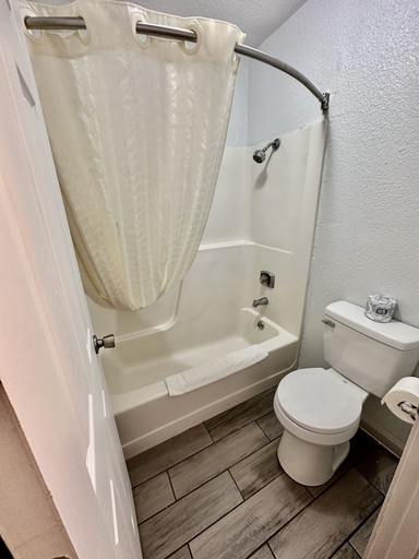 Bathroom 5, Ozark Inn & Suites, Camden
