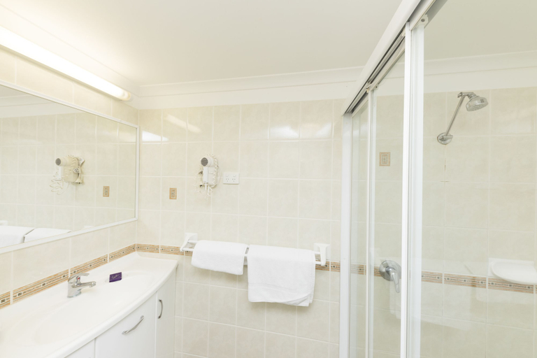 Bathroom 5, Hotel Forster, Great Lakes