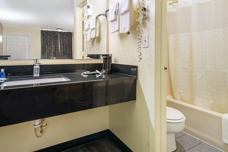 Bathroom 4, Rodeway Inn Ranger I-20, Eastland