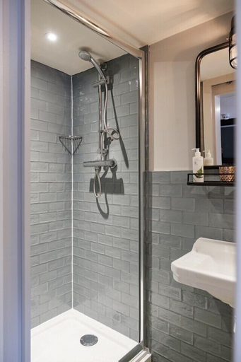 Bathroom 3, Castle Inn, Dorset