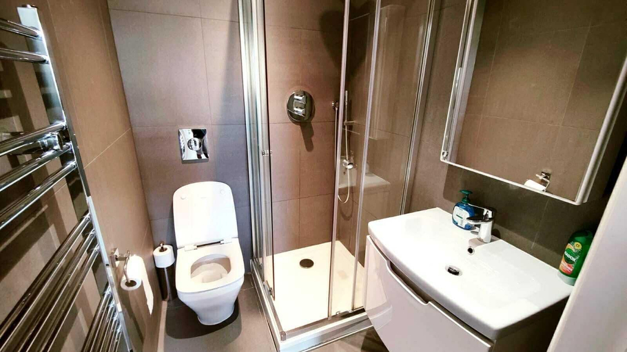 Bathroom 3, Aldgate Flats in E1., London