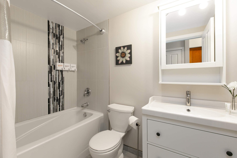Bathroom 3, Alpenglow Lodge by MountainView, Squamish-Lillooet