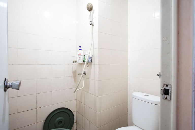 Bathroom 5, City Park Apartment by Anita, West Jakarta
