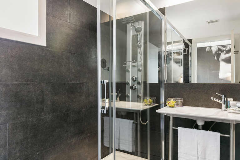 Bathroom 4, Globales Acis & Galatea, Madrid