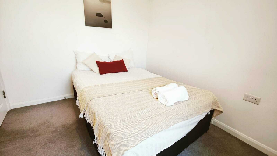 Bedroom 2, Aldgate Flats in E1., London