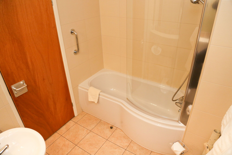 Bathroom 4, Millfields hotel, Lincolnshire