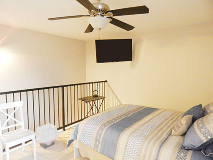 Bedroom, Fabulous Pristine Park Side Townhome, Dallas