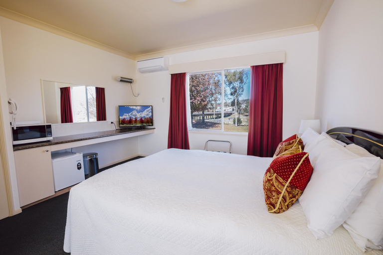 Bedroom 2, Boulevard Motel, Stanthorpe