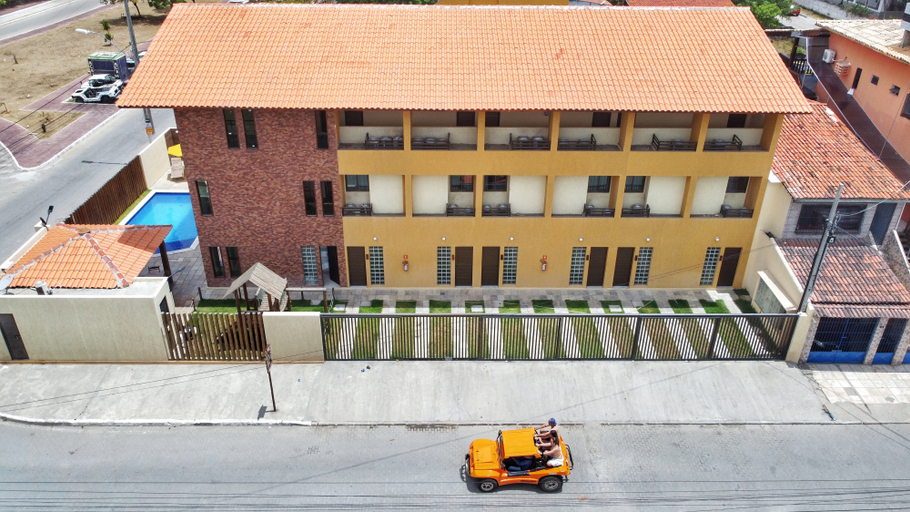Exterior & Views